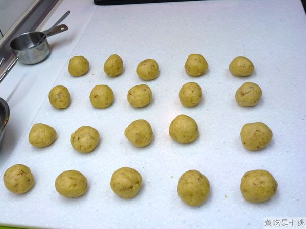 揉圓，不要揉太緊，會影響蓬鬆度