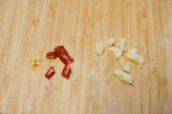 辣椒、蒜頭切碎