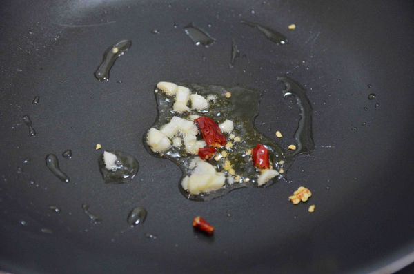 下鍋爆香辣椒蒜頭