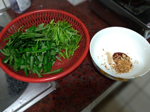 空心菜切段梗、葉分開備用，油蔥酥、醬油膏、白胡椒粉放碗備用。