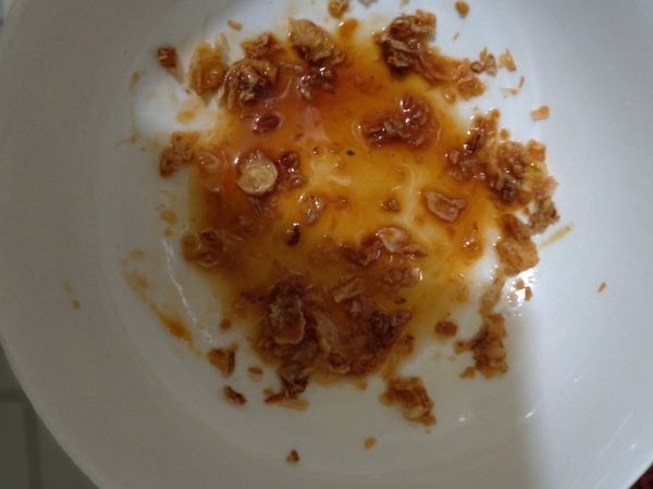 煮一鍋水，將調味料拌勻。