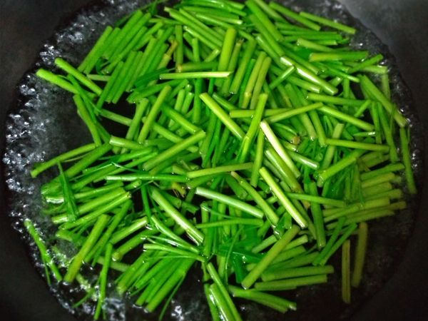 用剛煮的開水，先下空心菜梗，快熟後下空心菜葉。