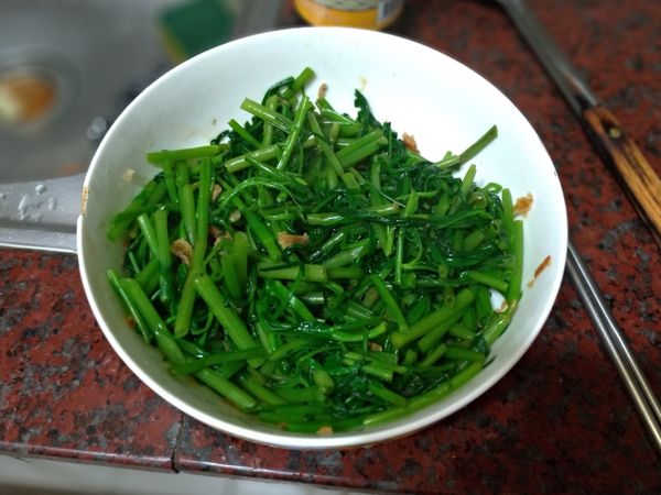 起鍋空心菜和調味料拌勻，完成。