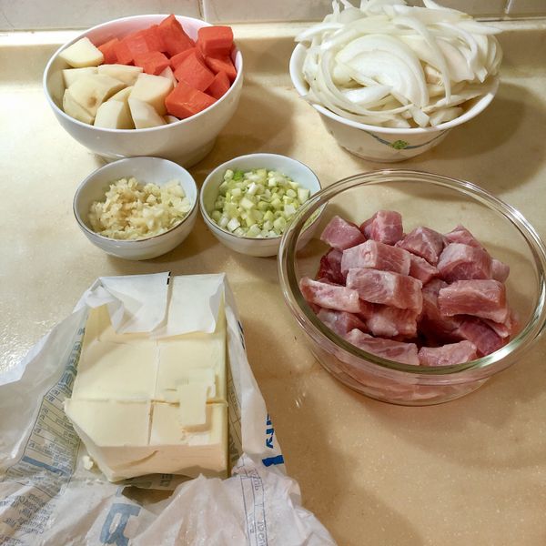 紅蘿蔔、馬鈴薯、豬肉切成自己喜歡的大小，洋蔥順紋切絲，蒜頭切末，蔥切蔥花備用，奶油則是用照片中我切好的那樣大小即可