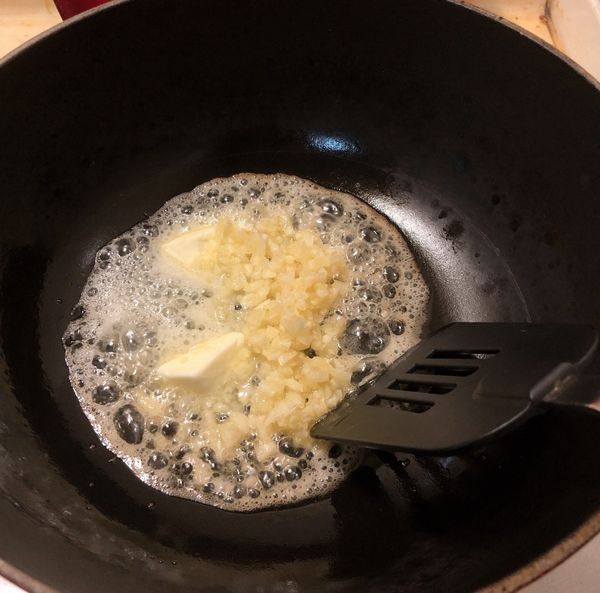 蒜末下去爆香，別爆太久，否則太焦會有苦味