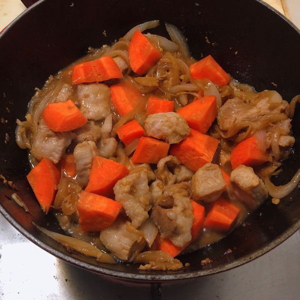 開鍋蓋，下紅蘿蔔拌炒