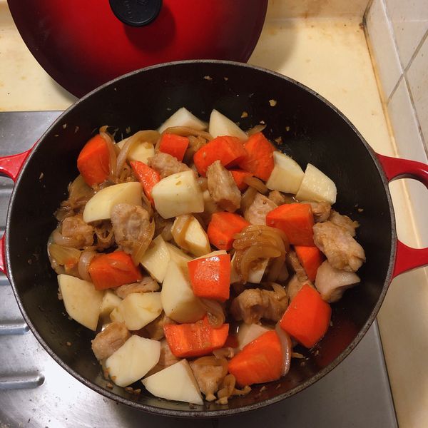 馬鈴薯也下去一起拌炒