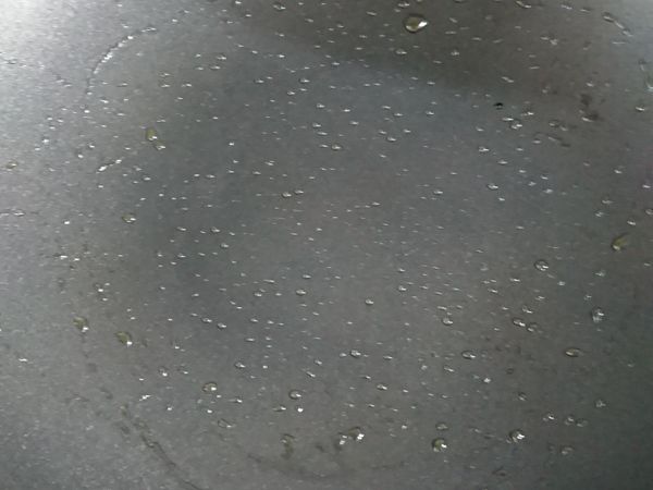 冷鍋冷油中小火燒熱（油視個人的量不用太多）