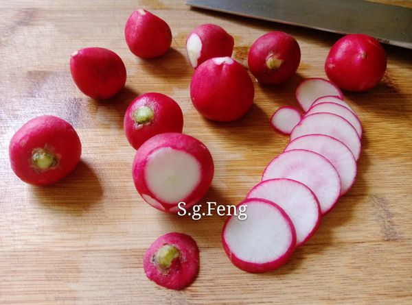 2.櫻桃蘿蔔清洗之，去除蒂頭與老皮，切約0.2cm厚的薄圓片。