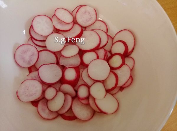 3.櫻桃蘿蔔以鹽抓勻，放置醃漬30分鐘。