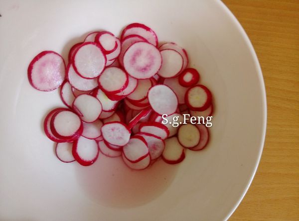 4.待完成後，櫻桃蘿蔔會出水，倒掉並瀝乾水份，可確認是否太鹹，若覺得太鹹可用冷開水清洗一次，瀝乾水份。