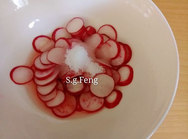 5.再加入高粱醋與白糖，將其拌勻至糖溶解。