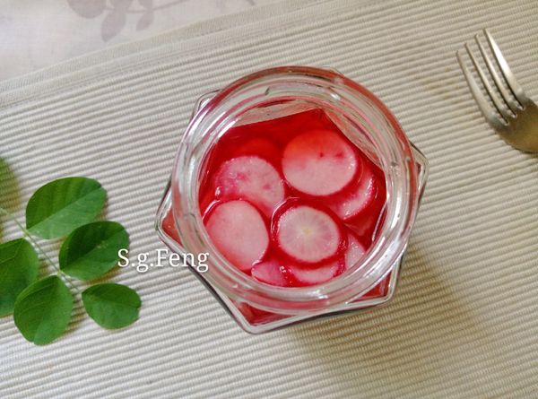 6.取一保鮮盒或玻璃瓶(需乾淨無水份)，將步驟5.完成的櫻桃蘿蔔裝入，放冰箱冷藏1天即可取出食用。
