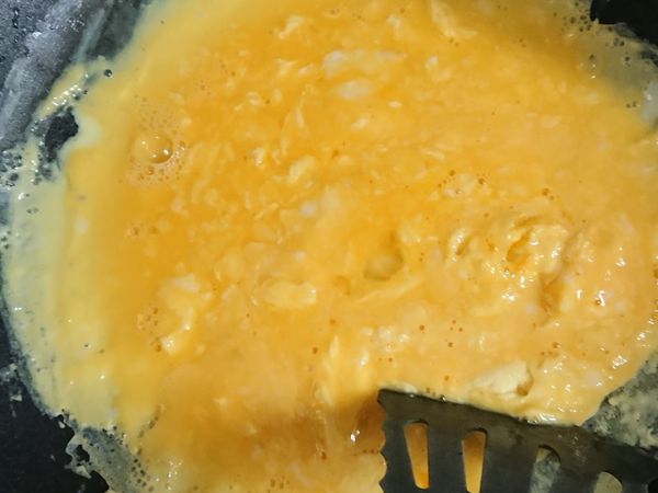 加入蛋液不斷拌炒😚