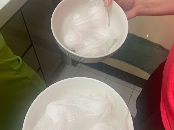 蛋煮全熟後泡冷水或冰塊水撥開取蛋黃