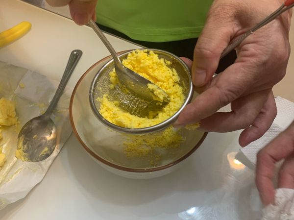 蛋黃用小網過篩成蛋黃粉