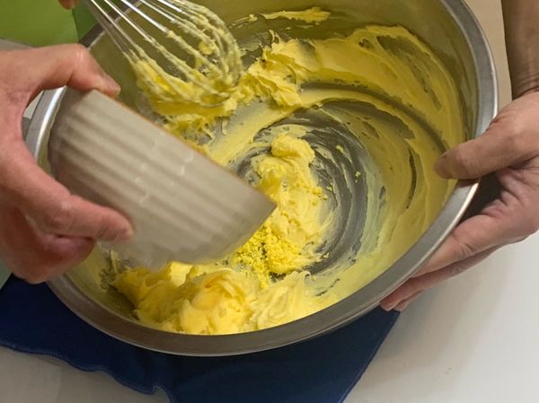 奶油切小丁+糖粉+鹽—打發
(糖粉分次放入,再放入磨細的蛋黃）