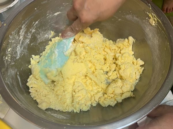 粉類分次放入攪拌成麵團(順序：玉米粉-麵粉)
 ps.不要搓揉怕出筋,拌壓的方式