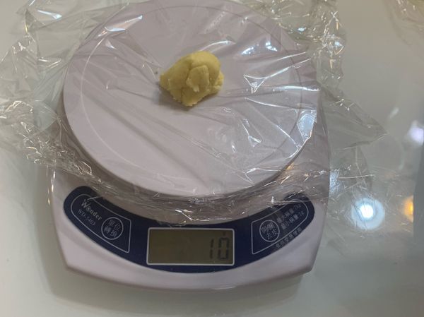 將麵糰分割秤重成10g的小麵團