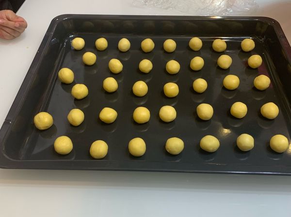 將麵團搓圓放入烤盤