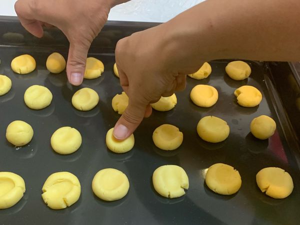 預熱烤箱160度10-15mins
烤盤中搓圓的麵團押上指印