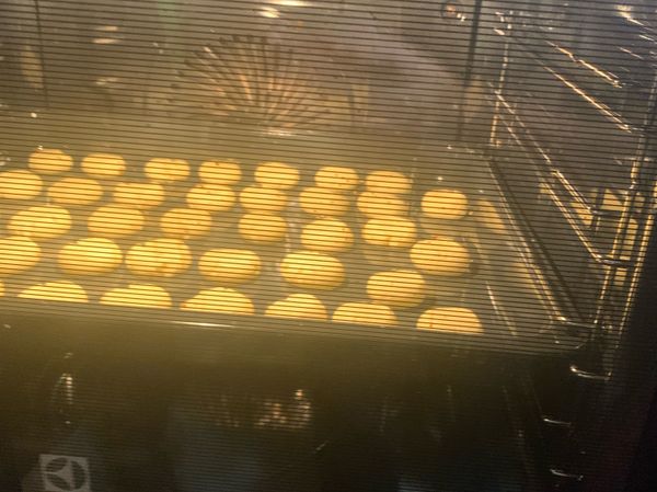 入烤箱160度20分，約10分鐘調頭
烤至餅乾表面上色
出爐後放涼即可