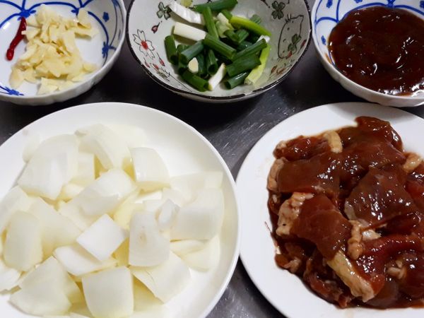 里肌肉和洋蔥切塊，蔥切段，蒜拍碎，辣椒切小段，蘑菇醬備好