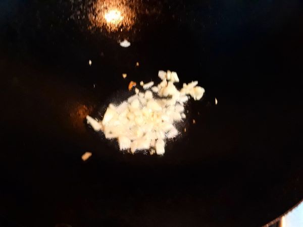 中火熱鍋，放入約兩匙的油爆香蒜末
