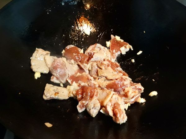 放入里肌肉塊炒香，炒至微白
