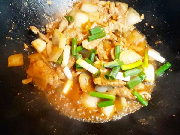 放入蔥段辣椒翻炒一下即可