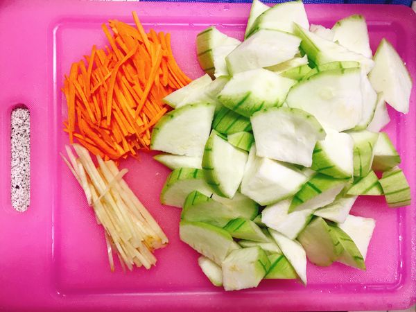 先將絲瓜切塊
紅蘿蔔、薑切絲備用