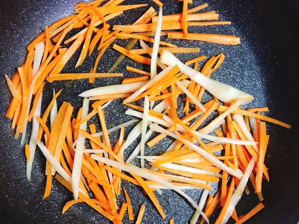 橄欖油下鍋
薑絲、紅蘿蔔絲爆香