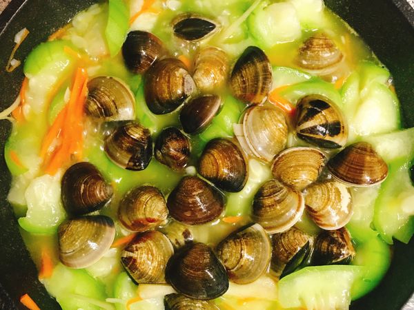 放入絲瓜加入水
悶軟後
再加入蛤蜊
蓋上鍋蓋