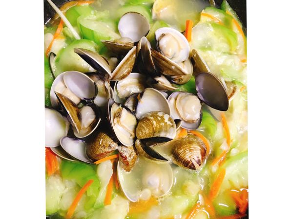 等蛤蜊都開了
試試看鹹淡
若不夠鹹再加入鹽巴