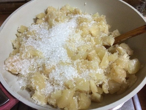 先將要裝柚子醬的玻璃瓶、蓋以滾水消毒、晾乾。

柚子去皮去膜去籽，取果肉，把果肉剝散。果肉加入冰糖，入鍋小火拌炒。