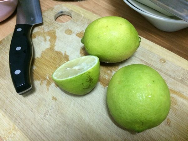 加入檸檬汁（約600克柚子果肉，加入半顆檸檬汁）。

熬煮至水稍微收乾，成喜歡的稠度即可。

把果醬趁熱，直接裝入玻璃瓶，蓋子旋緊，倒放至涼，完成！