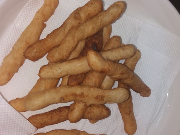 炸好熱的時候趕緊用糖粉或是芝麻粉裹勻