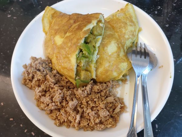 起鍋後再舖上鮪魚在旁邊即可。

鮪魚想包進蛋包裡也可以，只是我的酪梨比較多，所以無法包鮪魚。