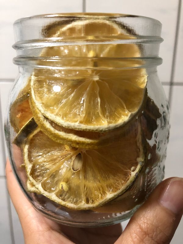 檸檬切片放置氣炸鍋100度約50分鐘即可（中間需打開反面）