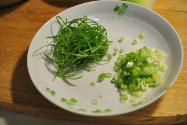 蔥白切末,取適量蔥綠切成細絲.