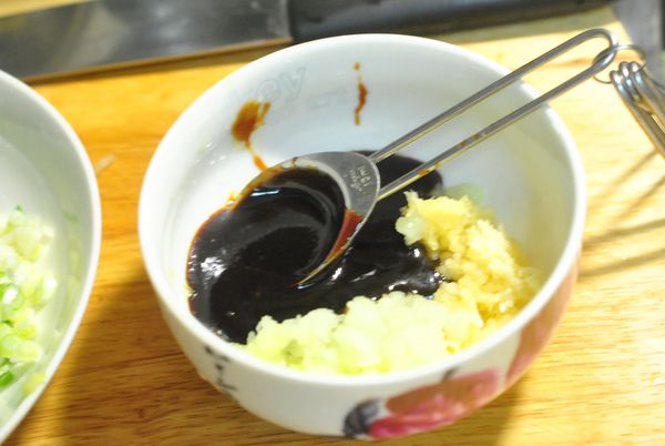 取一小碗,蒜壓成泥,取1/4顆洋蔥磨成泥.加入3大匙烤肉醬及一大匙醬油膏. (我用的是李錦記蜜汁烤肉醬)