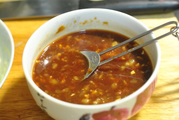 加入150cc水調勻,(若太鹹,則可加少許糖調味,若太甜加入醬油膏調味),備用.