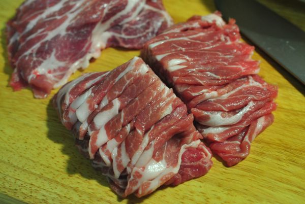 薄梅花肉片對半切.