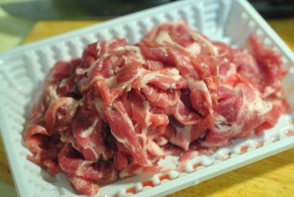 撕開黏在一起的肉片.