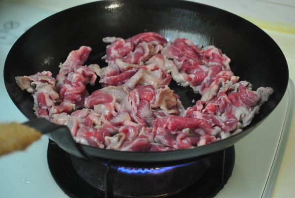熱鍋,加入適量油,放入肉片.