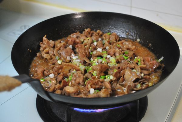 炒至醬汁略為收乾,加入蔥白末,盛盤後再灑上熟白芝麻及放在切絲的蔥綠即可.(成品上紅色的為醋醃櫻桃蘿蔔)