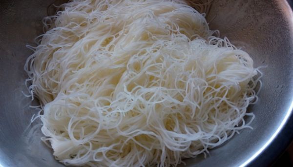 煮一大鍋水，水開後將米粉放入並熄火，用杓子把所有米粉壓入水中，立刻將水倒掉 ，蓋上鍋蓋 ，利用熱氣悶軟米粉。

註:純米米粉省略這一步驟，否則拌炒時會碎成小段。