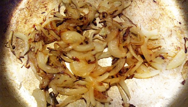 熱1大匙油，小火將洋蔥慢慢煸炒直至香味濃郁，脫水變軟，最好煸到像油蔥酥那樣，鏟出備用。