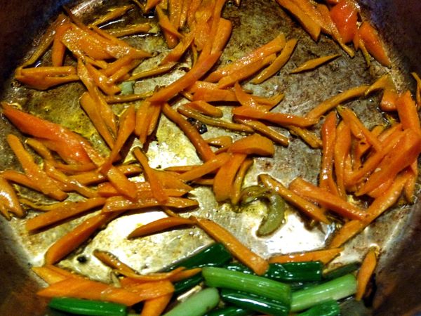 鍋子放2大匙油，炒香香菇鏟起備用。接著下青蔥，紅蘿蔔絲，將紅蘿蔔炒到有點脫水起皺 。再加1大匙油，將雞肉炒熟，沿鍋邊加入醬油，素蠔油，糖，白胡椒粉。
註:如果使用雞胸肉，炒熟後則先鏟起，最後拌炒米粉時再加回鍋中，才不會太乾澀。