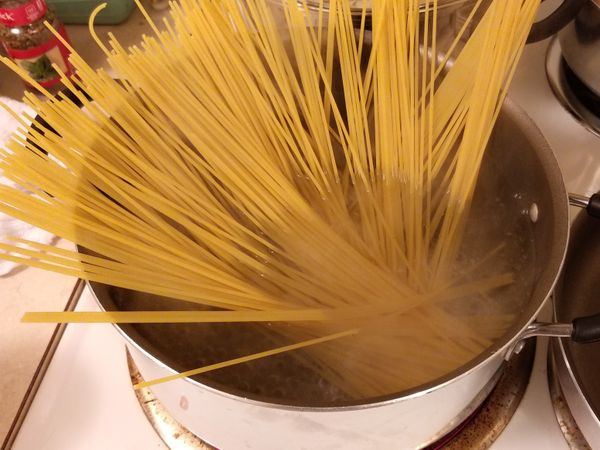 把水煮滾之後下麵條，加入一匙鹽巴，煮到約9分熟。

*每個牌子的麵需要的時間都不同，我的約8分鐘。